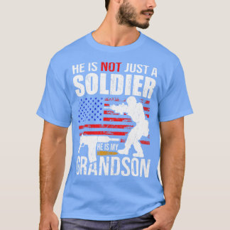 Camiseta Ele não é apenas um soldado. Ele é meu neto orgulh