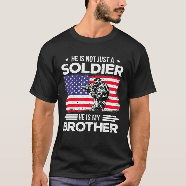 Camiseta Ele Não É Apenas Um Soldado Irmão Orgulhoso De Um  (Frente)