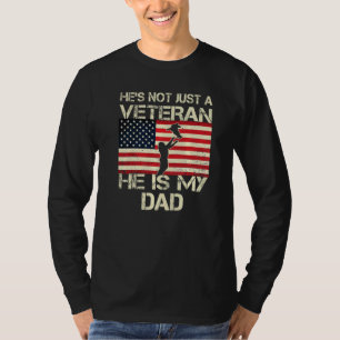 Camiseta Ele não é apenas um veterano. Ele é meu Pai de ban