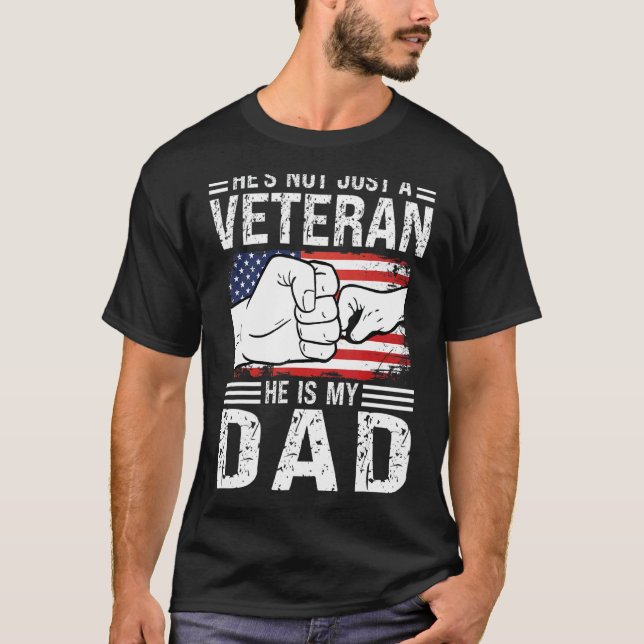 Camiseta Ele não é apenas um veterano. Ele é meu pai Pai (Frente)