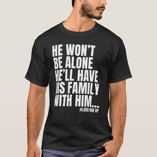 Camiseta Ele Não Ficará Sozinho Trancando-O (Frente)