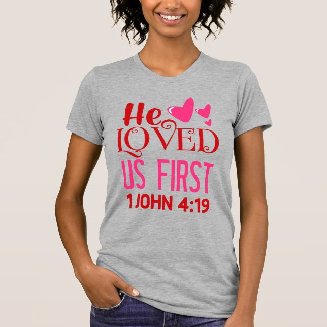 Camiseta Ele Nos Amava Primeiro (1 John 4:19), Senhoras (Frente)