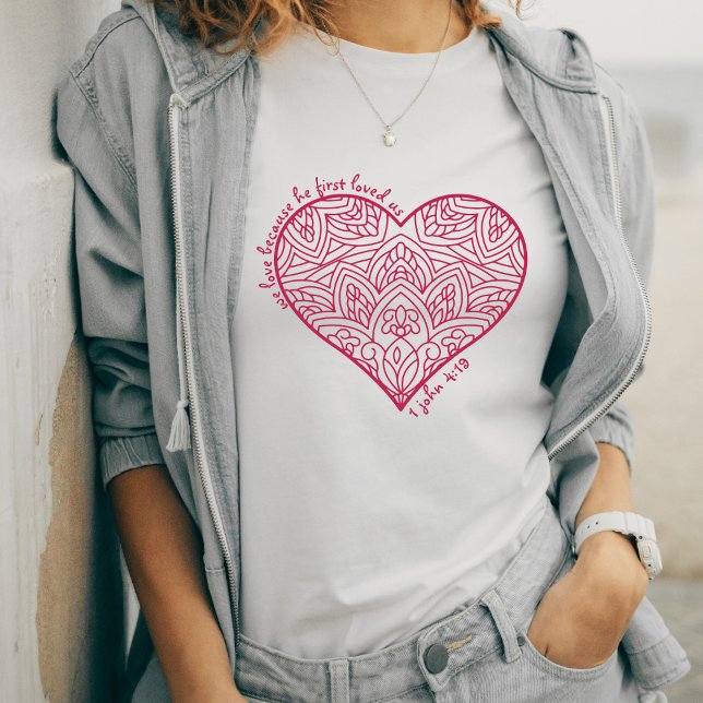 Camiseta Ele Primeiro Nos Amava 1 John 4:19 Red Heart Chris (Criador carregado)