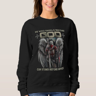 Camiseta Ele Que Se Ajoelha Perante Deus Pode Ficar Perante