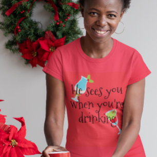 Camiseta Ele vê-lo quando você é Bebendo feriado de Natal