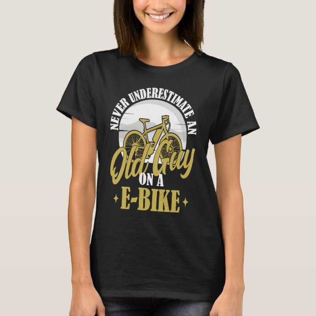 Camiseta Electric Biker Never Underestimate An Old Man On A (Frente)