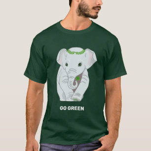 Camiseta Elefante Segurando um Trevo de Quatro Fol