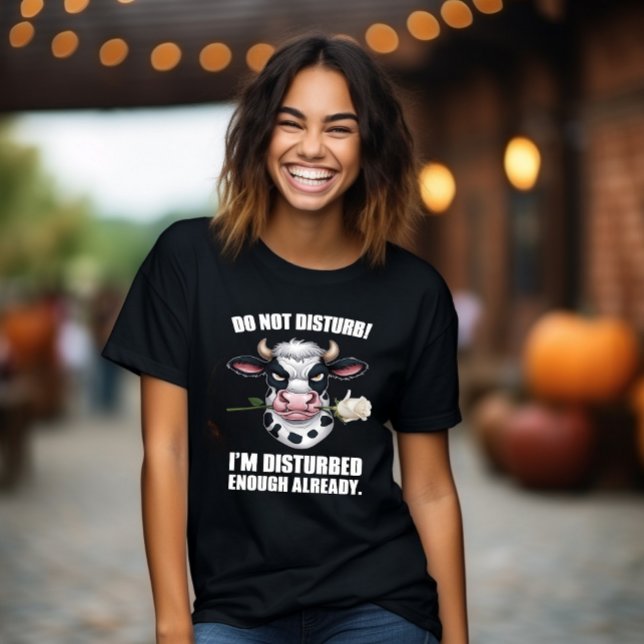 Camiseta Elegância Eetérea: Vaca segurando Rosa (Criador carregado)