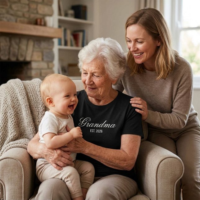 Camiseta Elegant Script Nova Avó Data de Estabelecimento (Elegant Script New Grandma Est Date T-Shirt, White Elegant Typography on a black T-Shirt)