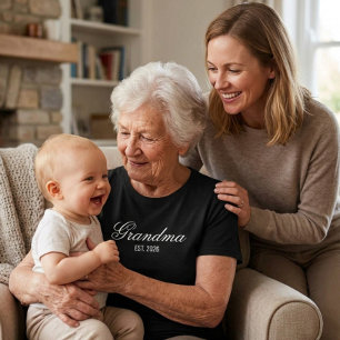 Camiseta Elegant Script Nova Avó Data de Estabelecimento