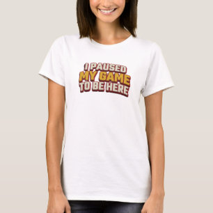 Camiseta Elegante e Estiloso JOGO PAUSADO PARA ESTAR AQUI C