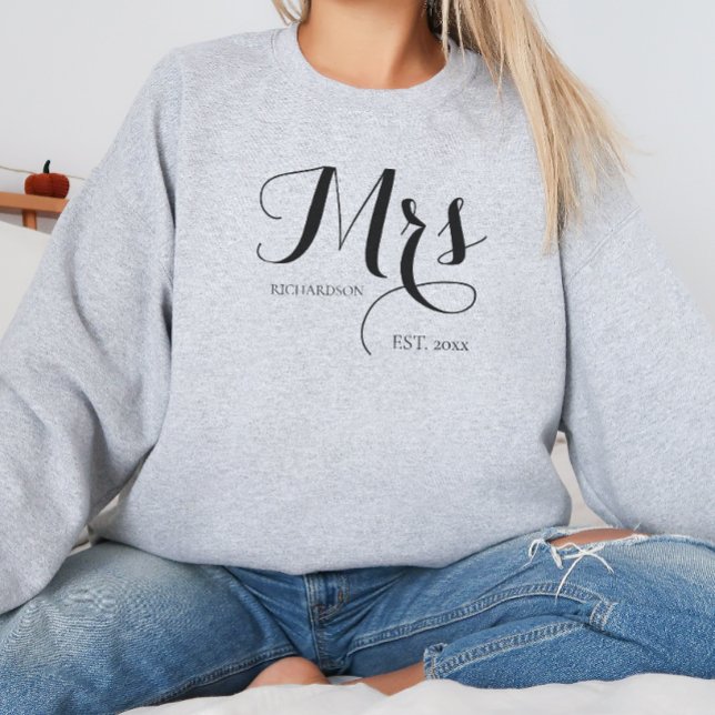 Camiseta Elegante Roteiro Preto Personalizado Noiva Futuro  (Elegant Black Script Personalized Bride Future Mrs Sweatshirt)