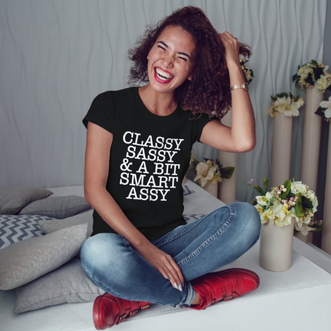 Camiseta Elegante, Sassy e um Pouco Inteligente Engraçadinh (Classy Sassy and a Bit Smart Assy Funny Black T-Shirt)