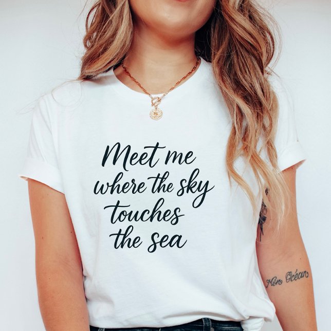 Camiseta Elegante Script “O Céu Toca o Mar”,  Verão  (Criador carregado)