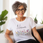 Camiseta Elegante Wildflower Meadow Nana Chá de fraldas<br><div class="desc">Celebrar ser uma vovó para ser com esta camiseta chá de fraldas Elegante de Wildflower Meadow Nana. A camisa exibe "Nana" em um roteiro preto manuscrito com um conjunto caprichoso de flores silvestres em lindas tons de rosa, amarelo, roxo, azul e verde. A camiseta Nana de flor silvestre a aquarela...</div>