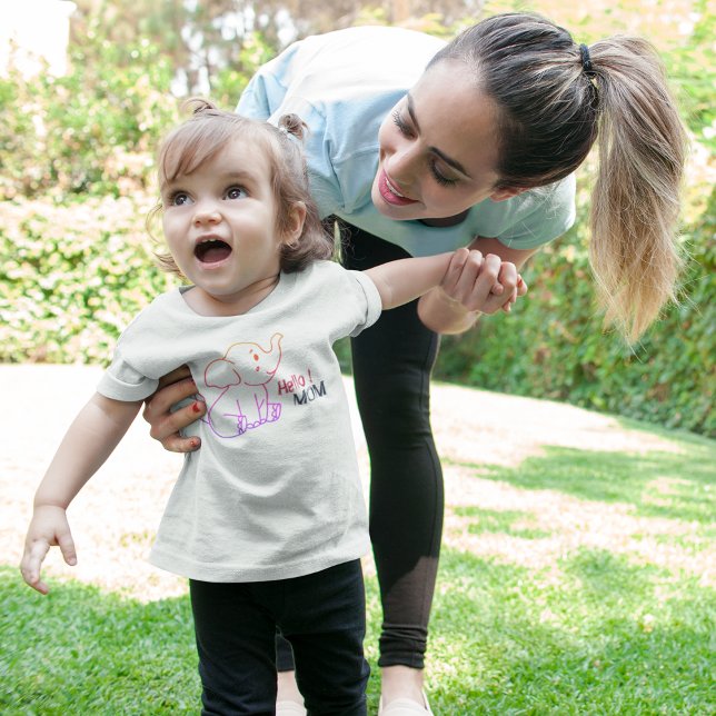 Camiseta Elephant Cartoon (cute elephant saying hello to mom, mom and child playing happily in park.)