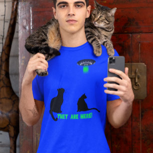 Camiseta Eles Estão Aqui! Gatos e Saucer Voadores