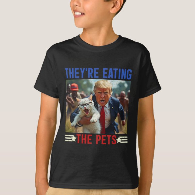 Camiseta Eles estão comendo o debate dos animais de estimaç (Frente)