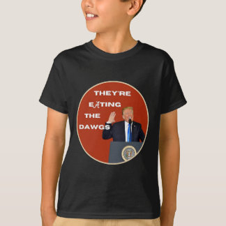 Camiseta Eles Estão Comendo Os Cachorros Dawgs Vote Trump P