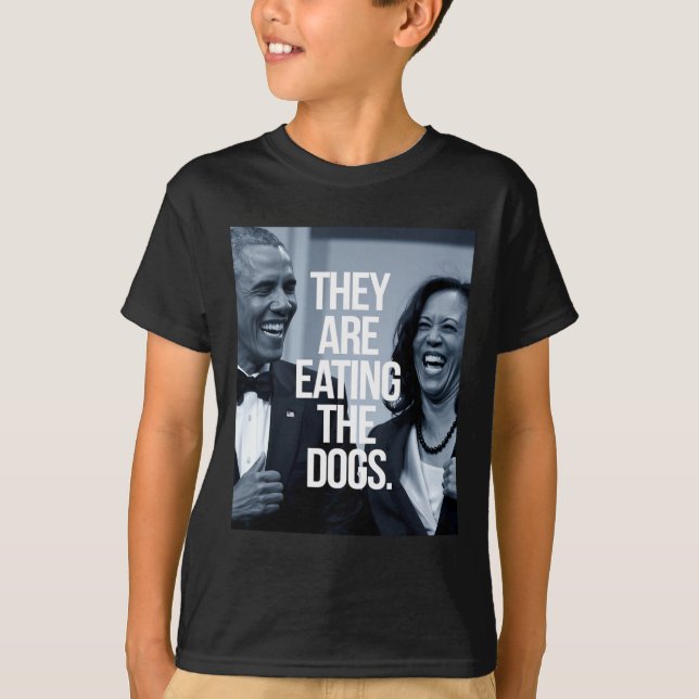 Camiseta Eles Estão Comendo Os Cães. (Frente)