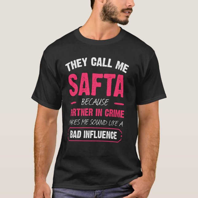 Camiseta Eles Me Chamam De Safta Porque Parceiro De Crime E (Frente)
