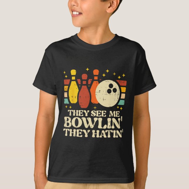 Camiseta Eles Me Veem Jogando Boliche Eles Odeiam Fun Bolic (Frente)