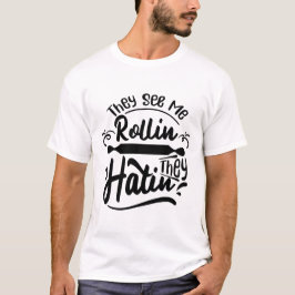 Camiseta Eles Me Veem Rolando Eles Odeiam Design de Citação