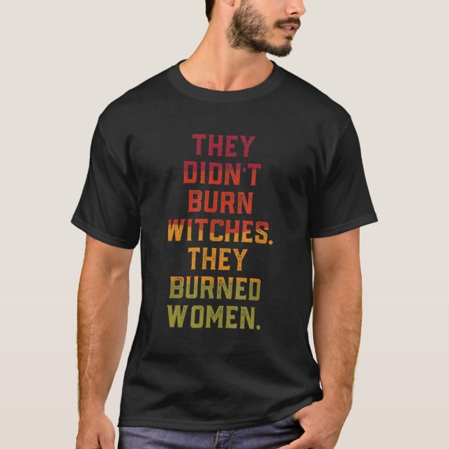 Camiseta Eles Não Queimaram A Bruxa Que Queimaram (Frente)