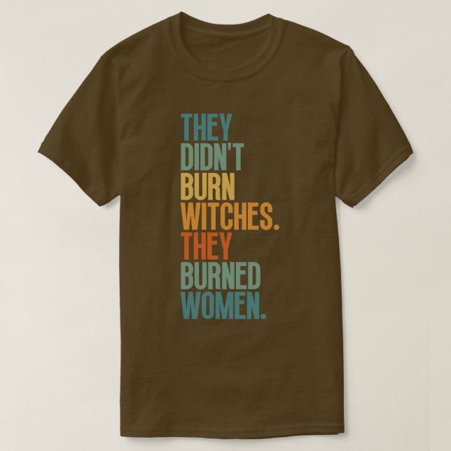 Camiseta Eles Queimaram Bruxas Que Queimaram Mulheres 1 (Frente do Design)