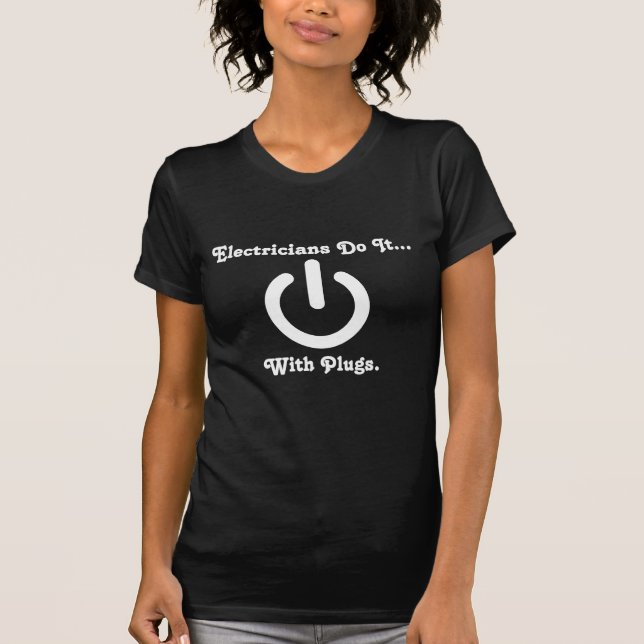 Camiseta Eletricistas Fazem... Com Tomadas (Frente)