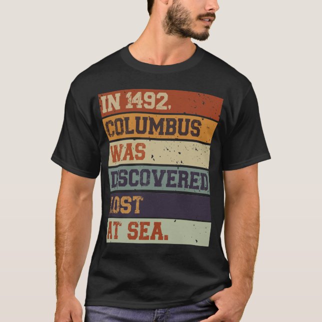 Camiseta Em 1492, O Colombo Foi Descoberto Indígenas Perdid (Frente)
