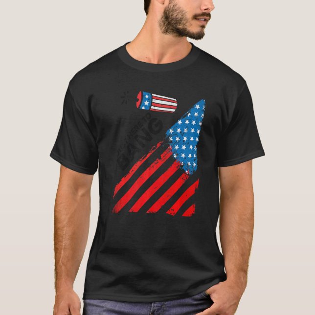 Camiseta Em 4 De Julho Só Aqui Para Bater Com O Firecracker (Frente)