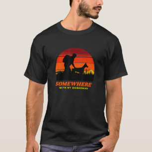 Camiseta Em algum lugar com meu Doberman Pinscher Masculino