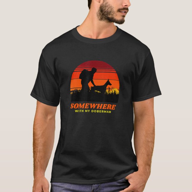 Camiseta Em algum lugar com meu Doberman Pinscher Masculino (Frente)