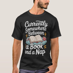 Camiseta Em algum lugar entre um livro e um cochilo Leitura