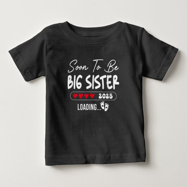 Camiseta Em Breve, Big Sister 2025 Carregando Irmã Est 2025 (Frente)
