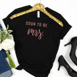 Camiseta Em breve será a Sra. Bachelorette Bride T Shirt<br><div class="desc">Em breve será a Sra. Bachelorette Bride T Shirt. Texto engraçado simples que é excelente de vestir a uma festa de solteira com camisas de grupo correspondentes.</div>