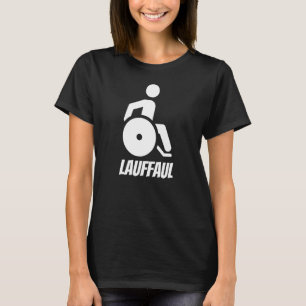 Camiseta Em cadeira de rodas, em cadeira de rodas, a dizer 