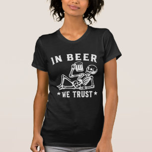 Camiseta Em cerveja nós confiamos esqueleto relaxando Beer 