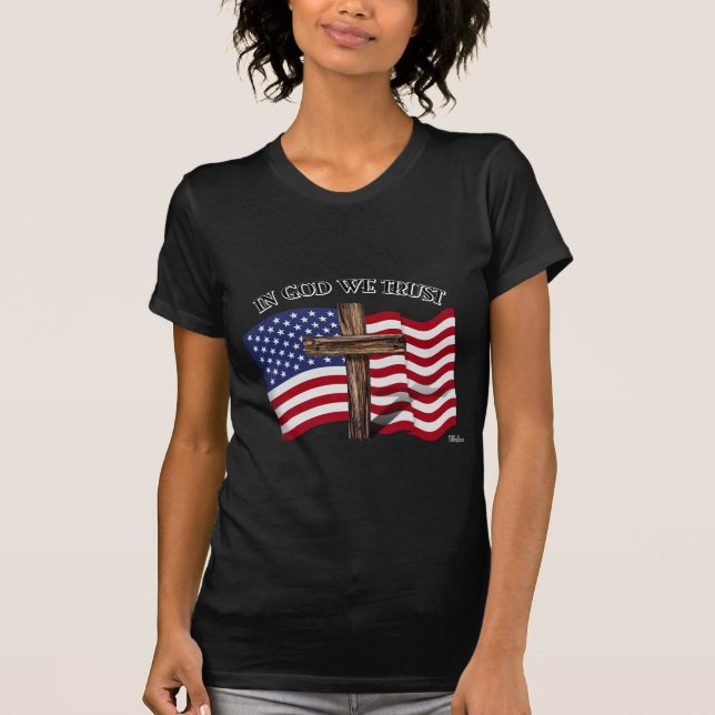 Camiseta Em Deus, confiamos com cruz e bandeira dos EUA (Frente)