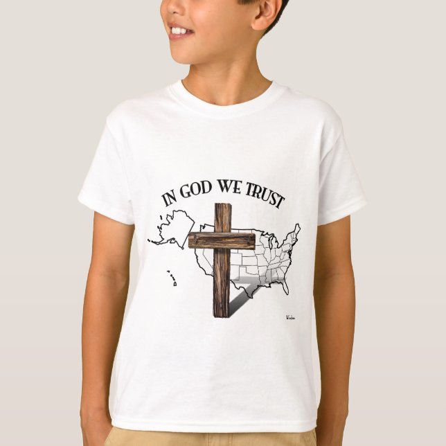 Camiseta Em Deus, confiamos com cruz e contornos dos EUA (Frente)