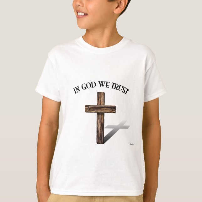 Camiseta Em Deus Confiamos com cruz robusta (Frente)