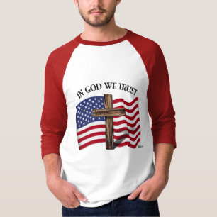 Camiseta Em Deus Confiamos com Cruz Rústica e Bandeira dos