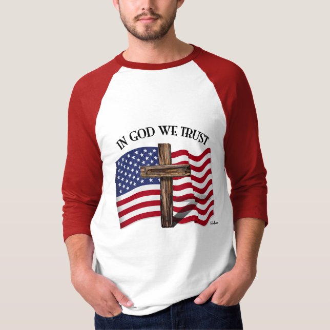 Camiseta Em Deus Confiamos com Cruz Rústica e Bandeira dos  (Frente)
