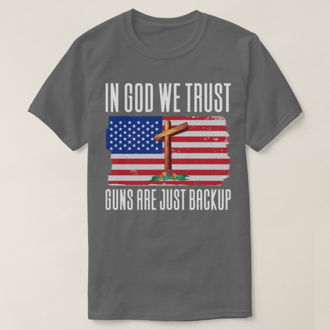 Camiseta Em Deus, Confiamos Em Armas Que São Apenas Backup (Frente do Design)