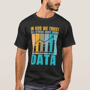 Camiseta Em Deus Confiamos Todos os Outros Devem Trazer Pia