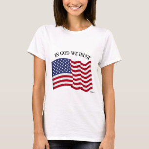 Camiseta Em Deus Nós Confiamos com a bandeira dos EUA