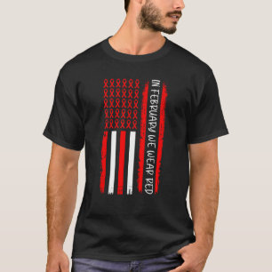 Camiseta Em fevereiro Vestimos Red USA Flag Red Ribbon Hear