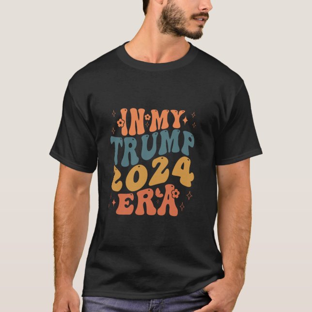 Camiseta Em Meu Trump Era 2024 Groovy Leva A América De Vol (Frente)