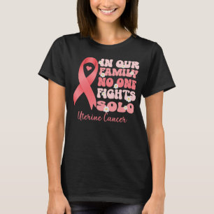 Camiseta em nossa família ninguém luta contra o cancer uter